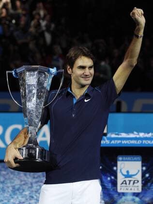 ATP World Tour Finals 2010 in der O2 Arena in London, HerrenTennis Turnier, WM, Weltmeisterschaft, Finale, Siegerehrung,Präsentation, Sieger Roger Federer (SUI) mit dem Pokal,Halbkörper,Hochformat, o0 Pokal, Trophäe Objekte Sieg, Sieger Weltmeister