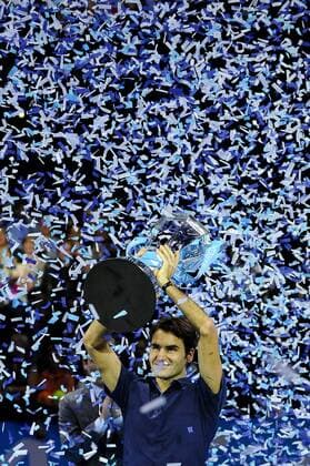 27.11.2011 London, England. Roger Federer (SUI) poses with his Champion trophy after the Final of the Barclays ATP Tennis Herren World Tour Finals at The O2 Arena xRoganxThomsonx  ActionPlus11223935 o0 Sieg, Sieger Weltmeister Siegerehrung Pokal, TrophÃ¤e Objekte Konfetti Konfettiregen