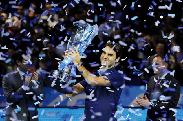 27.11.2011 London, England. Roger Federer (SUI) poses with his Champion trophy after the Final of the Barclays ATP Tennis Herren World Tour Finals at The O2 Arena xRoganxThomsonx  ActionPlus11223941 o0 Sieg, Sieger Weltmeister Siegerehrung Pokal, TrophÃ¤e Objekte Konfetti Konfettiregen