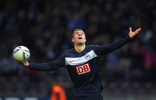 Fussball Berlin 26.11.2011 1. Bundesliga, DFL Saison 2011 2012 Hertha BSC Berlin - Bayer 04 Leverkusen 3:3 Torjubel nach dem 1:0 durch Pierre-Michel Lasogga (Hertha BSC, No.19)