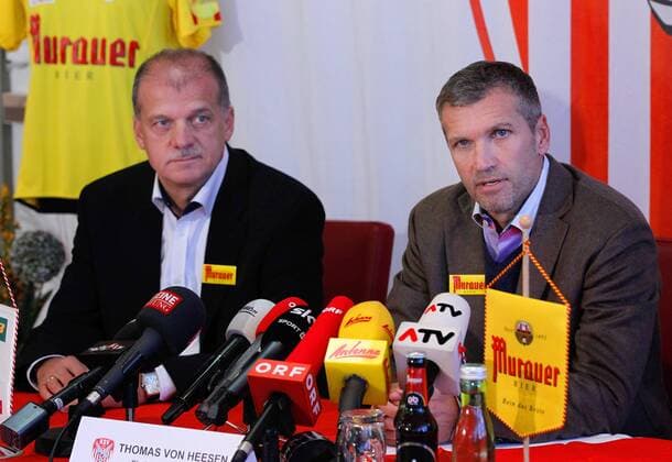 FUSSBALL - BL, Kapfenberg, PK KAPFENBERG,AUSTRIA,29.NOV.11 - FUSSBALL - tipp3 Bundesliga powered by T-Mobile, KSV 1919, Präsentation des neuen Trainers, Pressekonferenz. Bild zeigt Praesident Erwin Fuchs und Trainer Thomas von Heesen (Kapfenberg). 