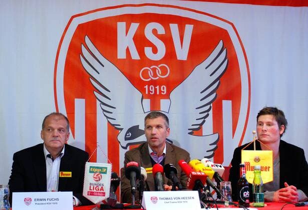 FUSSBALL - BL, Kapfenberg, PK KAPFENBERG,AUSTRIA,29.NOV.11 - FUSSBALL - tipp3 Bundesliga powered by T-Mobile, KSV 1919, Präsentation des neuen Trainers, Pressekonferenz. Bild zeigt Praesident Erwin Fuchs, Trainer Thomas von Heesen und Pressesprecher Markus Kubesch (Kapfenberg). 
