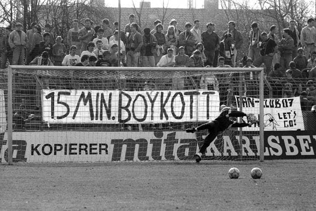 SV Waldhof Mannheim Fan fordern den 15 Minuten Boykott während sich ein Torwart aufwärmt Fan Publikum Totale Plakat Transparent Protest, Proteste, Fanprotest, Fanproteste