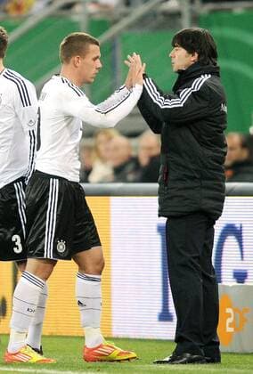 Dienstag 15.11.2011, Freundschaftsspiel, Laenderspiel, Testspiel in Hamburg, Deutschland - Niederlande, Holland, Lukas Podolski (GER) mit Bundestrainer Joachim Loew (GER) DeFodi018