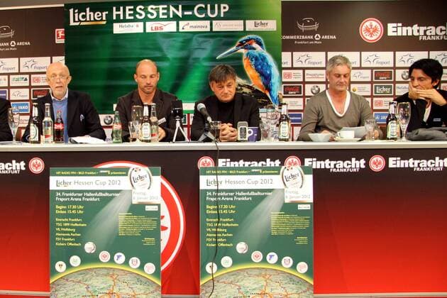 01.12.2011 Pressekonferenz zum Licher Hessencup 2012 Veranstalter Gert Trinklein, OFC-Trainer Arie van Lent mit sportlichem Leiter Ramon Berndroht (Offenbacher Kickers), Trainer Armin Veh und Sportdirektor Bruno Hübner (Eintracht Frankfurt)