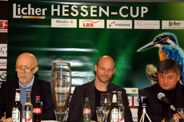 01.12.2011 Pressekonferenz zum Licher Hessencup 2012 Veranstalter Gert Trinklein, OFC-Trainer Arie van Lent mit sportlichem Leiter Ramon Berndroht (Offenbacher Kickers)