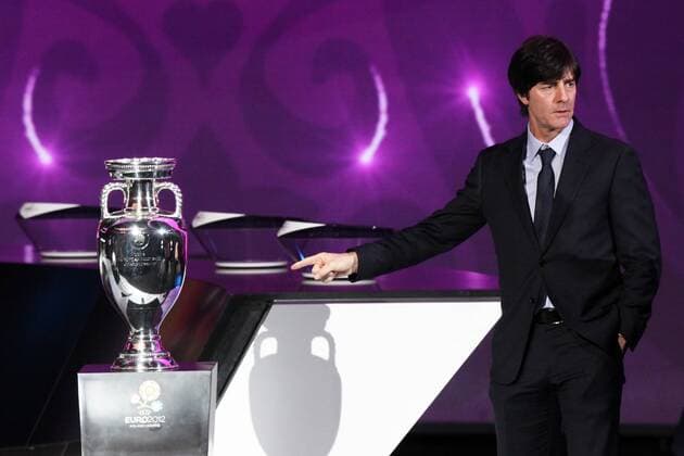 02.12.2011, Kiew - Auslosung zur UEFA EURO 2012 - Trainer der Gruppe B EURO 2012 - JOACHIM LÖW (GER) zeigt optimistisch auf den Pokal --  20111202CSLG0034