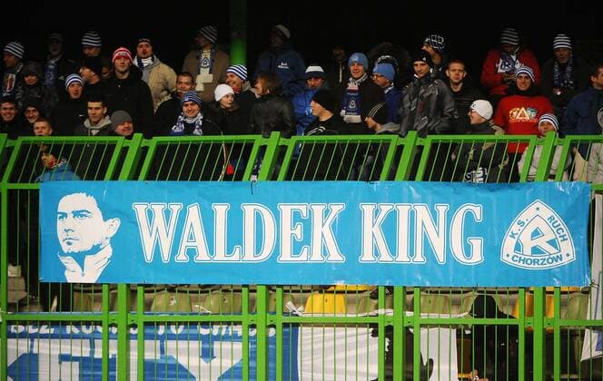 02.12.2011 BELCHATOW PILKA NOZNA POLSKA T-MOBILE EKSTRAKLASA 2011 2012 FOOTBALL POLISH POLAND T-MOBILE EKSTRAKLASA SEASON 2011 2012 MECZ RUCH CHORZOW N Z WALDEMAR FORNALIK WALDEK KING KIBICE RUCHU TRANSPARENT --  20111202nb009