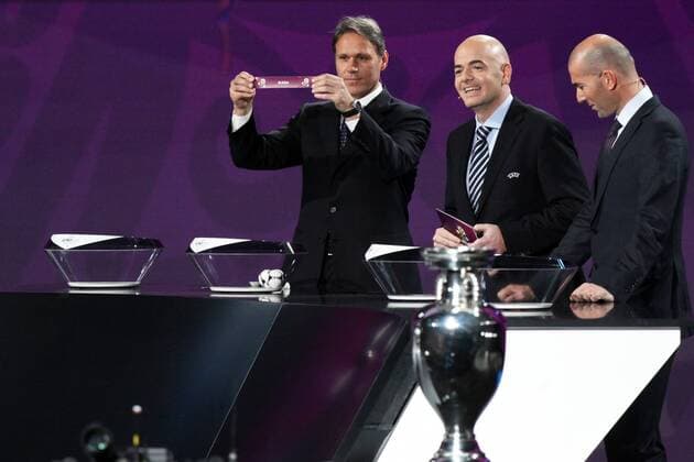 02.12.2011, Kiew - Auslosung zur UEFA EURO 2012 - MARCO VAN BASTEN (NED) (L) zieht Russland in die Gruppe A, UEFA Generalsekretär GIANNI INFANTINO (ITA) (M), ZINEDINE ZIDANE (FRA) --  20111202CSLG0037