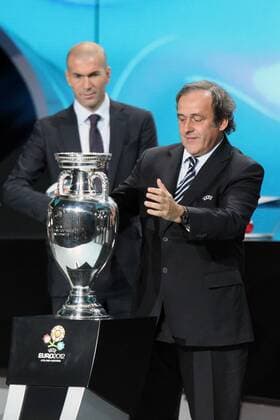 02.12.2011, Kiew - Auslosung zur UEFA EURO 2012 - ZINEDINE ZIDANE, UEFA Präsident MICHEL PLATINI (FRA) --  20111202CSLG0040