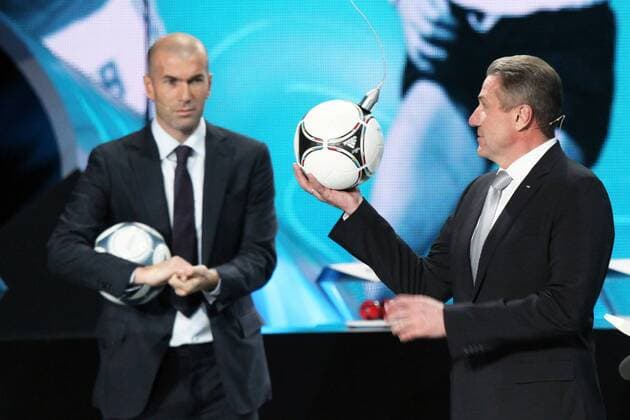 02.12.2011, Kiew - Auslosung zur UEFA EURO 2012 - ZINEDINE ZIDANE (FRA) (L), SERGEJ BUBKA (UKR), der den neuen Ball Adidas Tango 12 präsentiert --  20111202CSLG0044