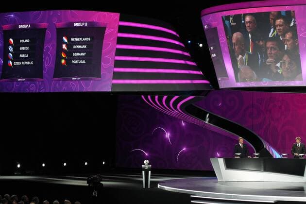 02.12.2011, Kiew - Auslosung zur UEFA EURO 2012 - Die Gruppe A mit Polen, Griechenland, Russland und Tschechien. In der Gruppe B spielen die Niederlande, Dänemark, Deutschland und Portugal. Rechts im Bild: FRANCISZEK SMUDA (Trainer Polen), TOMASZ RZASA (Co Trainer Polen), JOACHIM LÖW (Trainer Deutschland) --  20111202CSLG0047