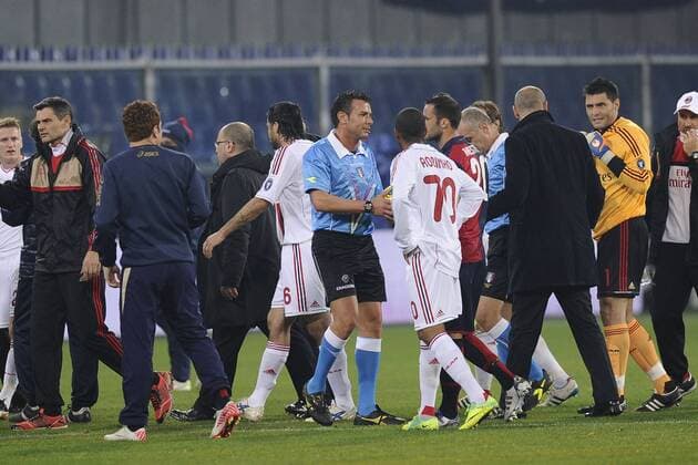 Serie A Die Begegnung CFC Genua 1893 gegen AC Milan wurde wegen des Missbrauchs von Tränengas im Stadion vorrübergehend von Schiedsrichter Domenico Celi (ITA, Mitte) unterbrochen 