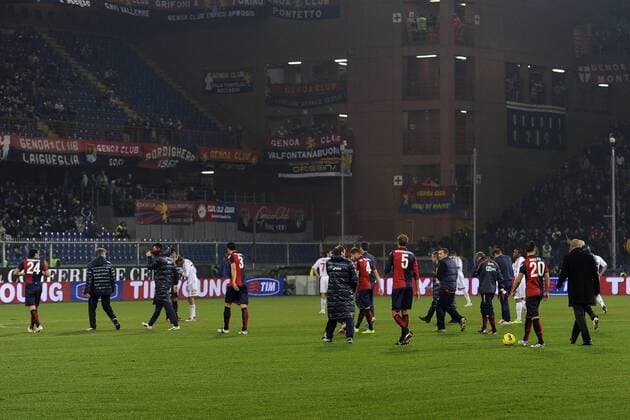 Serie A Die Begegnung CFC Genua 1893 gegen AC Milan wurde wegen des Missbrauchs von Tränengas im Stadion vorrübergehend unterbrochen 