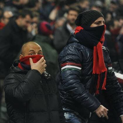 CFC Genua 1893 Fans halten sich die Münder zu, nachdem im Stadion in Genua Tränengas freigesetzt wurde Serie A 
