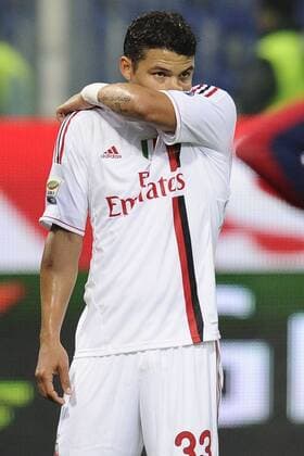 Serie A CFC Genua 1893 - AC Milan Thiago Silva (Milan) hält sich den Mund zu, nachdem im Stadion des CFC Genua 1893 Tränengas freigesetzt wurde 