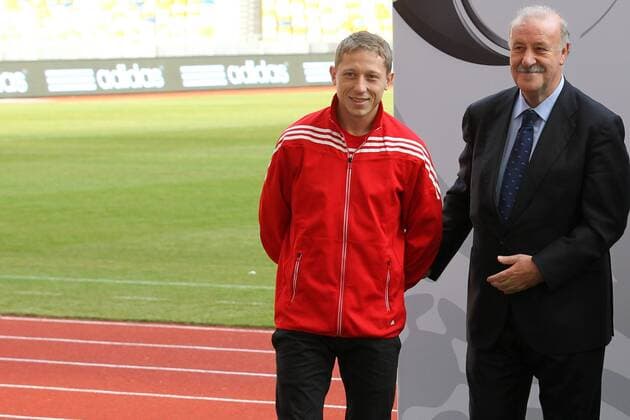 Präsentation des offiziellen EM Spielballs Adidas Tango 12 in Kiew EURO 2012 Polen Ukraine RAFAL MURAWSKI (Polen) (L), Nationaltrainer VICENTE DEL BOSQUE (ESP) (R)  20111202CSLG0107