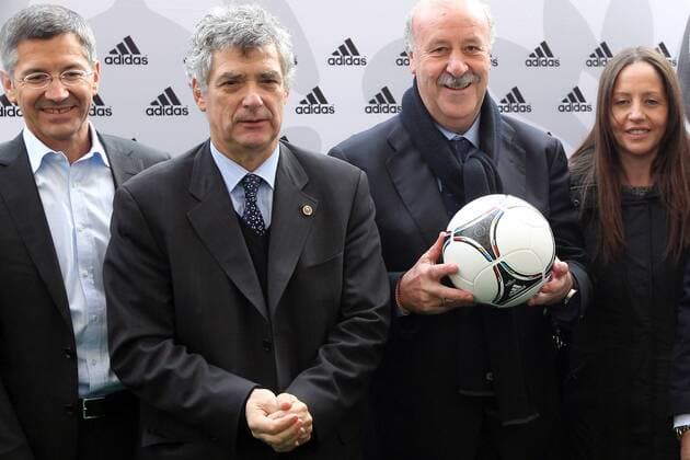 Präsentation des offiziellen EM Spielballs Adidas Tango 12 in Kiew EURO 2012 Polen Ukraine v.li. Herbert Hainer (Vorstandsvorsitzender adidas), RFEF Präsident ANGEL MARIA VILLAR (Spanien), Nationaltrainer VICENTE DEL BOSQUE (ESP)  20111202CSLG0111