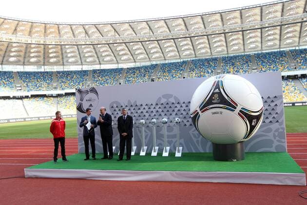 Präsentation des offiziellen EM Spielballs Adidas Tango 12 in Kiew EURO 2012 Polen Ukraine RAFAL MURAWSKI (Polen), x, Nationaltrainer VICENTE DEL BOSQUE (ESP), RFEF Präsident ANNA MARIA VILLAR (ESP)  20111202CSLG0105