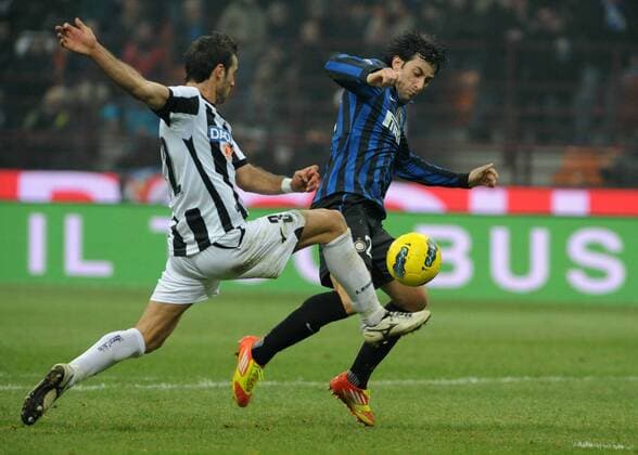 Milano 03 12 2011 Campionato di calcio serie A 2011 2012 Inter Mailand - Udinese Calcio; Damiano Ferronetti - Diego Milito - xHOCHxZWEIx xItalyxPhotoxPressx 