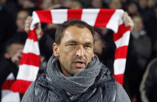 Claus-Dieter Wollitz, Trainer Cottbus, vor dem Spiel schon skeptisch, Porträt, Portrait, Trainer, coach, Skepsis, Anspannung, Konzentration, quer 1. FC Union Berlin-FC Energie Cottbus, 2.Bundesliga 2011 2012, Fußball, Fussball, soccer, Herren, Deutschland, Germany, Ergebnis 1:0 Berlin, 2.12.2011, Stadion Alte Försterei
