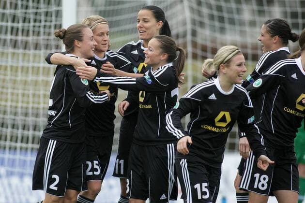 04.12.2011, Frauenfußball, DFB-Pokal, Viertelfinale: 1. FFC Frankfurt - Turbine Potsdam. Jubel nach 1:0 durch Gina Lewandowski (1. FFC Frankfurt, ganz links).