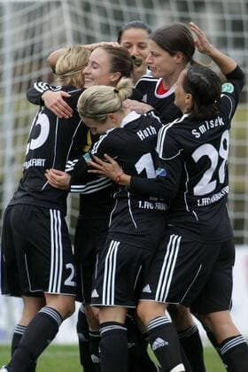 04.12.2011, Frauenfußball, DFB-Pokal, Viertelfinale: 1. FFC Frankfurt - Turbine Potsdam. Jubel nach 1:0 durch Gina Lewandowski (1. FFC Frankfurt).