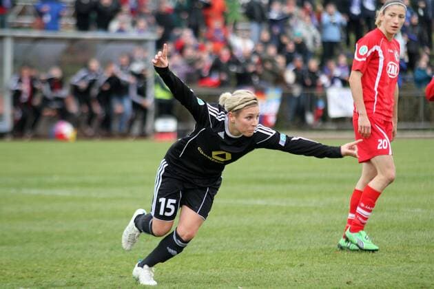4.12.2011, Saison 2011 2012, Frauenbundesliga, Viertelfinale DFB-Pokal 1. FFC-Frankfurt vs 1. FFC Turbine Potsdam Aktion, Torjubel Tor zum 2:0 durch Svenja Huth (FFC-Frankfurt) Entsetzen bei Antonia Göransson (Potsdam)