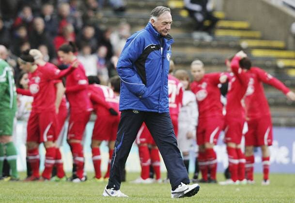 Fussball, DFB Pokal, Frauen, Viertelfinale, 1. FFC Frankfurt vs. 1. FFC Turbine Potsdam, Enttäuschung bei Trainer Bernd Schröder (1. FFC Turbine Potsdam)