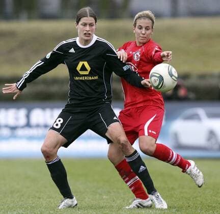 Fussball, DFB Pokal, Frauen, Viertelfinale, 1. FFC Frankfurt vs. 1. FFC Turbine Potsdam, Kerstin Garefrekes (1. FFC Frankfurt, L), Jennifer Cramer (1. FFC Turbine Potsdam, R)