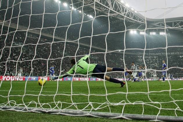 Turin, 04.12.2011 - Serie A 2011 2012 - Juventus Turin vs AC Cesena - Tor von Claudio Marchisio gegen Francesco Antonioli 