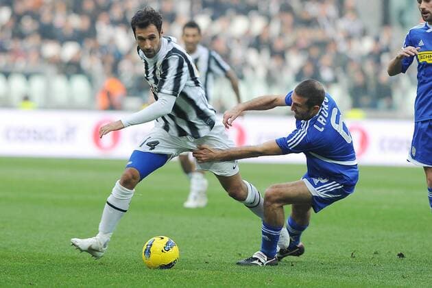 Turin, 04.12.2011 - Serie A 2011 2012 - Juventus Turin vs AC Cesena - Mirko Vucinic und Maurizio Lauro - xHOCHxZWEIx xItalyxPhotoxPressx 