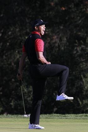 04 December 2011: Tiger Woods celebrates during final round of the Chevron World Challenge at the Sherwood Country Club in Thousand Oaks, CA. PGA Golf Herren DEC 04 Chevron World Challenge - Final Round Icon269111204001 EDITORIAL USE ONLY