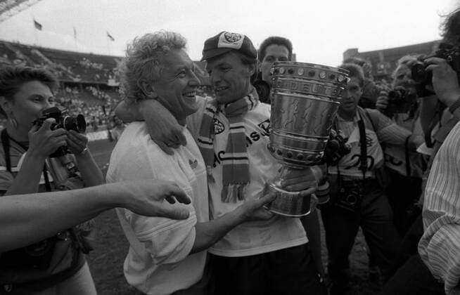 Eintracht Frankfurt ist Pokalsieger 1988 - Karl Heinz Körbel (re.) und Trainer Karl Heinz Feldkamp präsentieren die Trophäe
