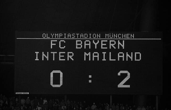 FC Bayern München - Inter Mailand 0:2 - Anzeigetafel im Münchner Olympiastadion präsentiert das Endergebnis