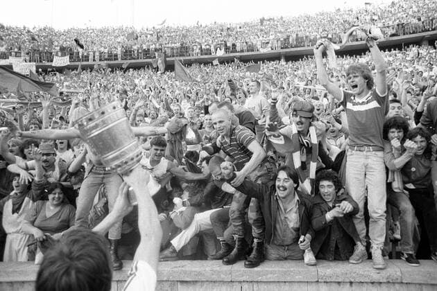 Fußball, DFB-Pokalfinale 1984 1985, FC Uerdingen 05 - FC Bayern München Fans von Bayer 05 Uerdingen feiern den DFB Pokalsieg 1985