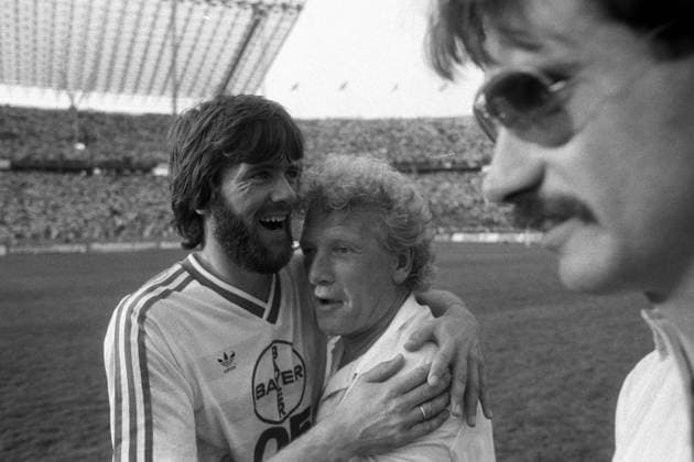 Friedhelm Funkel (li.) und Trainer Karl Heinz Feldkamp (beide Bayer 05 Uerdingen) sind DFB Pokalsieger 1985