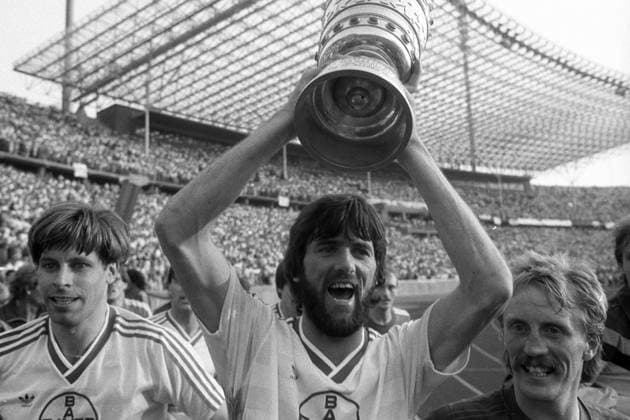 Friedhelm Funkel (Mitte), Norbert Brinkmann (li.) und Peter Loontiens (alle Bayer 05 Uerdingen) sind DFB Pokalsieger 1985