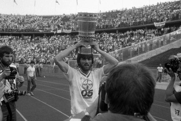 Friedhelm Funkel (Bayer 05 Uerdingen) ist DFB Pokalsieger 1985