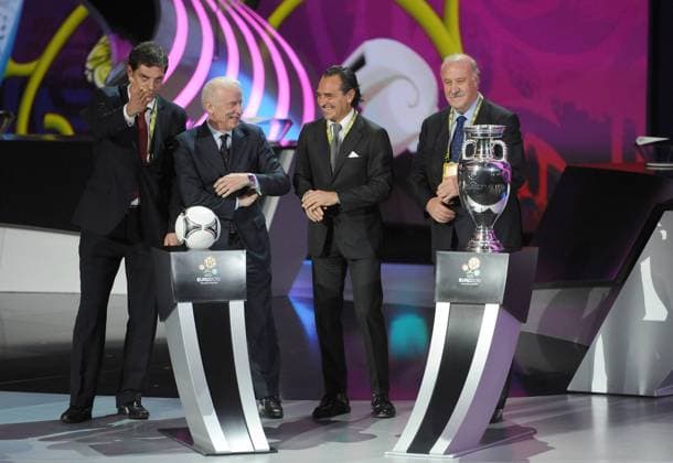 die Trainer der Gruppe C mit v.l. Slaven BILIC (CRO), Irland s Trainer Giovanni TRAPATTONI (ITA), Cesare PRANDELLI (ITA), Vicente DEL BOSQUE (ESP Nationaltrainer), Auslosung für die UEFA Fussball Europameisterschaft 2012 in Polen Ukraine am 02.12.2011 in Kiew Ukraine