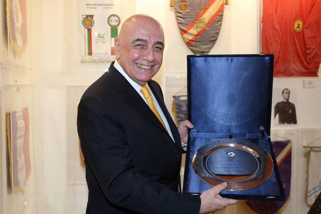 Adriano Galliani mit einer Auszeichnung der FIGC aus früheren Jahren