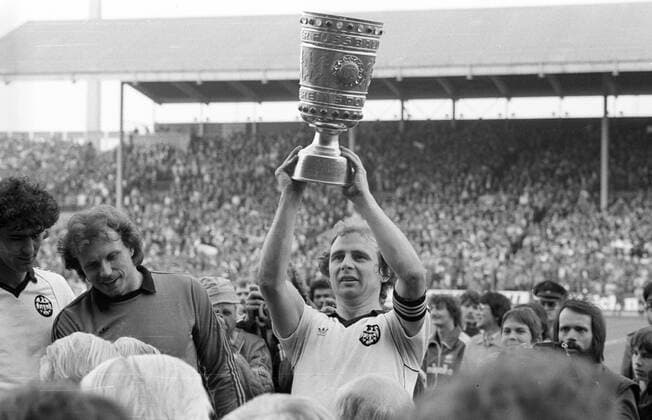 Eintracht Frankfurt ist DFB Pokalsieger 1981, v.re. Bernd Hölzenbein mit Pokal, Torwart Jürgen Pahl und Bruno Pezzey