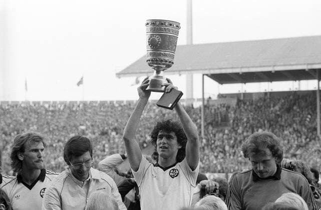 Eintracht Frankfurt ist DFB Pokalsieger 1981, v.li. Ronald Borchers, Trainer Lothar Buchmann, Bruno Pezzey und Torwart Jürgen Pahl