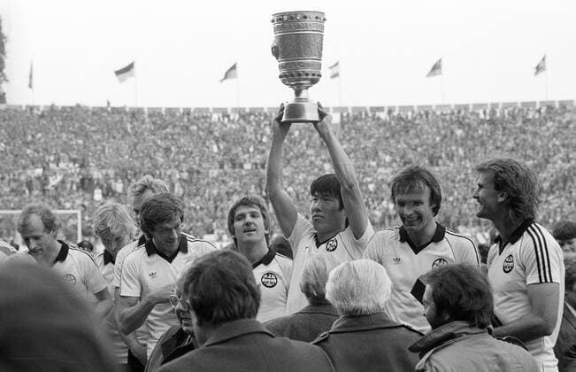 Eintracht Frankfurt ist DFB Pokalsieger 1981, vorn v.li. Willi Neuberger, Werner Lorant, Bernd Nickel, Bum Kun Cha, Karl Heinz Charly Körbel und Ronald Borchers
