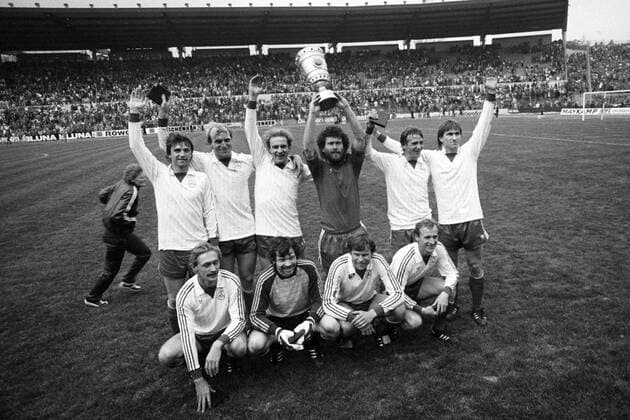 Fußball, DFB-Pokalfinale 1981 1982, FC Bayern München - 1. FC Nürnberg FC Bayern München ist DFB Pokalsieger 1982 hi.v.li.: Kurt Niedermayer, Dieter Hoeneß, Karl Heinz Rummenigge, Paul Breitner mit dem DFB Pokal, Wolfgang Dremmler, Klaus Augenthaler - vorn: Hans Weiner, Torwart Manfred Müller, Udo Horsmann, Bernd Dürnberger