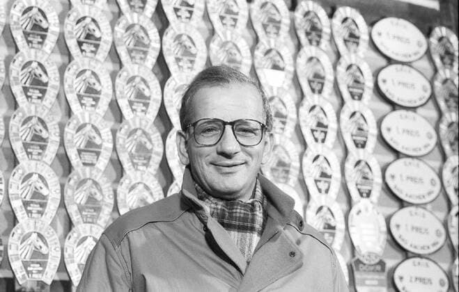Hans Günter Winkler (Ehemaliger Springreiter) 11 85 Hans Günter Winkler im November 1985 Deutschland deutsch Deutscher Mann Pferdesport Pferdesportler Reiten Wirtschaft Marketing german jumper horseman cavalier equestrian Brille grauhaarig leger Mantel Schal Auszeichnungen Trophäen quer Portrait neutral sw