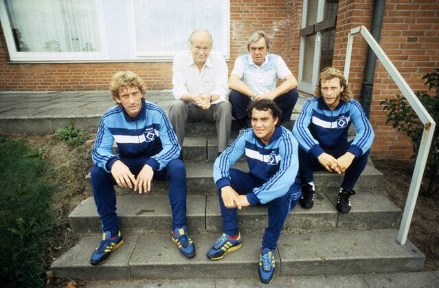 oben v.l.: Otto Tötter, Ernst Happel unten v.l.: Dietmar Jacobs, Felix Magath, Wolfgang Rolff 07 85 hör Mann Fußballtrainer Fußball Bundesliga Trainer sitzend draussen Treppe aufstützend auf Knie ganz quer