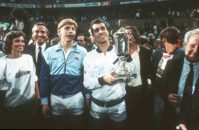 Ivan Lendl (Mitte rechts) mit Boris Becker 11 85 ru Ivan Lendl und Boris Becker (Mitte links) am 4. November 1985 bei einem Tennis-Showkampf Ivan Lendl gegen Boris Becker in Berlin Tschechien tschechischer tschechoslowakischer Tscheche Tschechoslowake Mann Tennis Sportler Spieler Tennisspieler Deutschland deutsch Deutscher Männer czech player Tennisdress adidas racket quer halb stehend neutral lächelnd lachend Pokal Sieger Sieger Siegerehrung