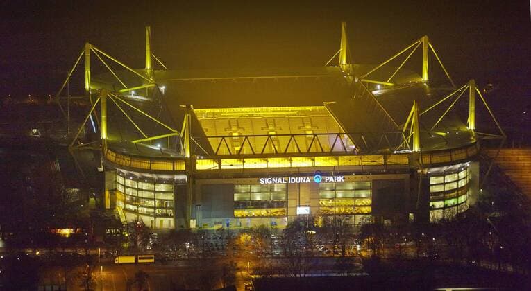 Luftbild, Stadion, Nachtansicht, Nachtflug, Signal Iduna Park, Westfalenstadion, BVB, Rasensonnenanlagen, Dortmund, Ruhrgebiet, Nordrhein-Westfalen, Germany, Europa !ACHTUNGxMINDESTHONORARx60xEURO!
