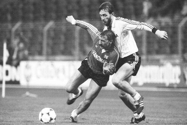 Aus 2. BL Saison 1983 1984 Hannover 96 (Hanomag) gegen den SSV Ulm 3:3 am 22.10.1983 im Niedersachsenstadion. Im Foto: Am Ball Han96 Spieler Bernd Thiele gegen Peter Assion re.